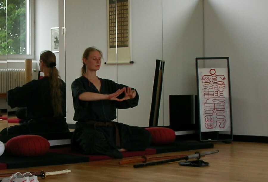 Schwertkampfkunst und Meditation im Dojo der Tao-Chi
