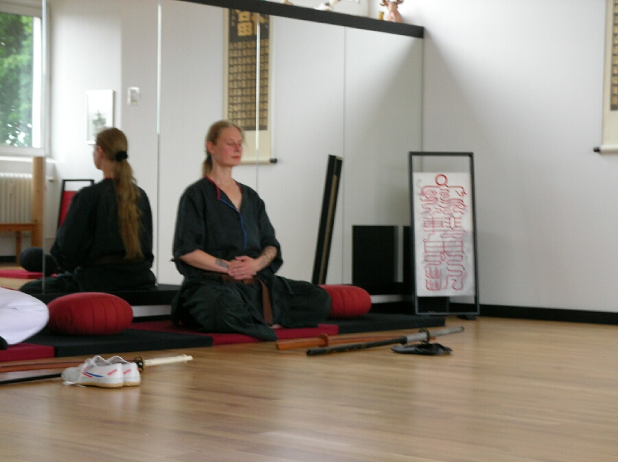 Schwertkampfkunst und Meditation im Dojo der Tao-Chi