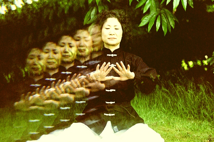 Mudra - Meditationshandgriff - Photo aufgenommen mit einer Speziallinse von Roland Drescher