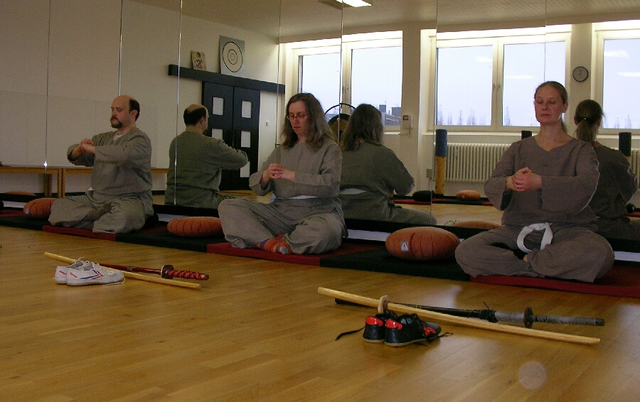 Schwertkampfkunst und Meditation im Dojo der Tao-Chi