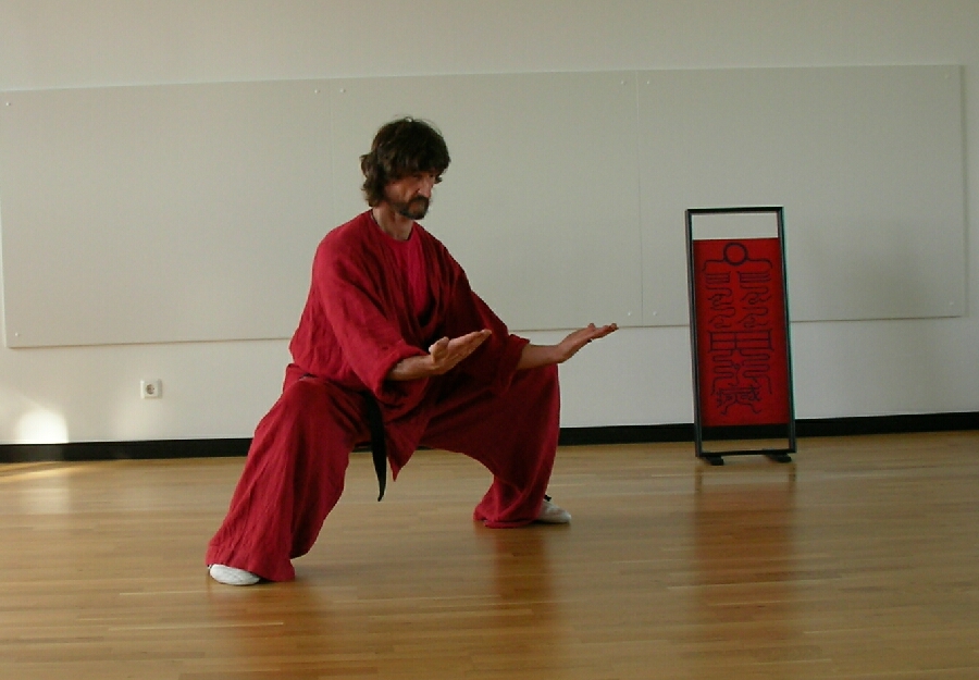 Ji Jing Ching - Freihandübungen aus dem Shaolin. Der Affe bietet den Pfirsich dar ....