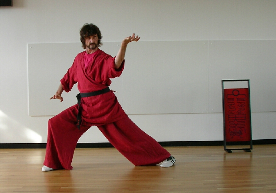 Ji Jing Ching - Freihandübungen aus dem Shaolin. Der Affe bietet den Pfirsich dar ....