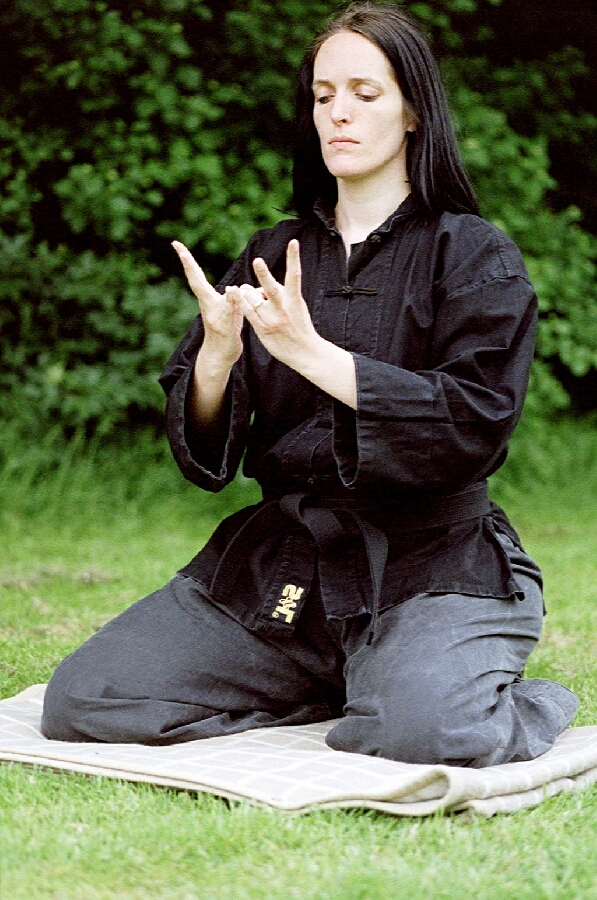 Susanne Hiekel - ein Meditations-Griff aus unserem ch'an / zen :  das Sitzen üben ...