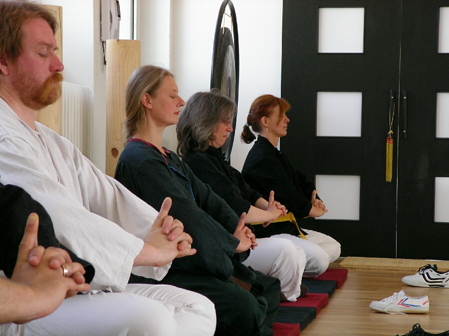 Schwertkampfkunst und Meditation im Dojo der Tao-Chi