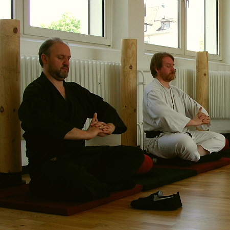 Meditation-und-Schwertkampfkunst_Mudra_Bernd-und-Volker-450Q