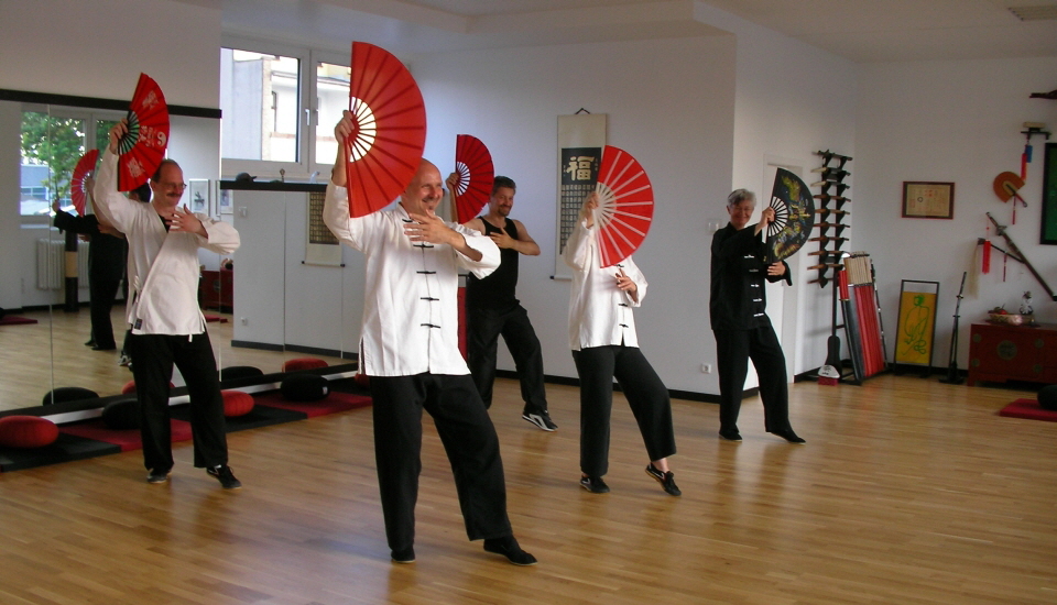 Tao-Chi-Duisburg_Thomas-A-Blume_Faecher-Formen-im-Tai-Chi_072-960