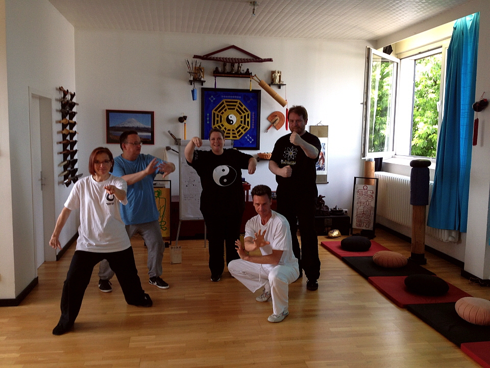 Tao-Chi monatsaktuell - Willkommen auf den Webseiten von www.tao-chi.info, Schule fr Kung-Fu und Tai-Chi, Qigong und Meditation. Seit 1988 der Treffpunkt fr Kampfkunst, Lebenspflege und Philosophie in Duisburg Neudorf