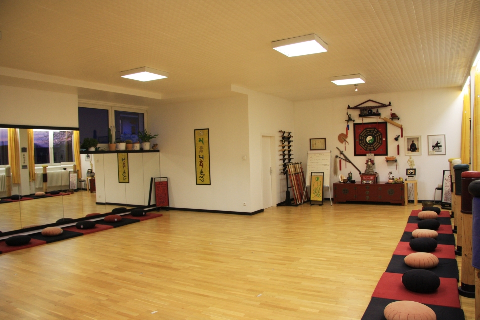 Tao-Chi, seit 1988 - die Schule f�r Tai-Chi und Kung-Fu, Qigong und Meditation in Duisburg Neudorf - unser Traditionell eingerichteter �bungsraum